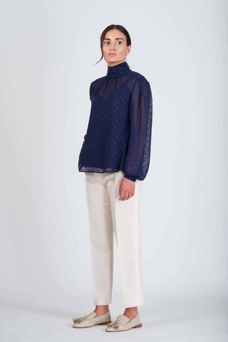 Camicia-collo-alto-in-seta-blu-Macramè-Italia-768x1154