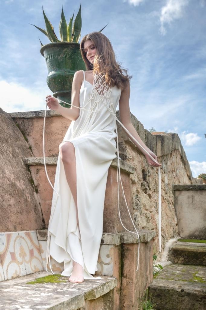 Donna con indosso abito lungo svasato - collezione PE 2022 macramè italia