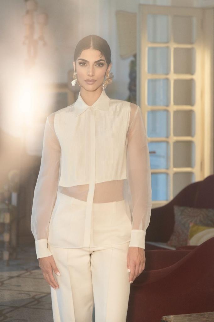 Donna con indosso la camicia plastron in seta con dettagli a contrasto - collezione PE 2026 - macramè italia