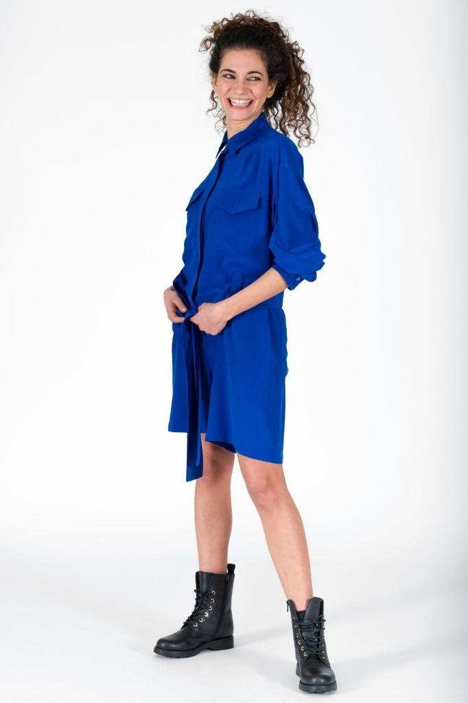 Donna con indosso un abito midi blu elettrico - Collezione PE 2020