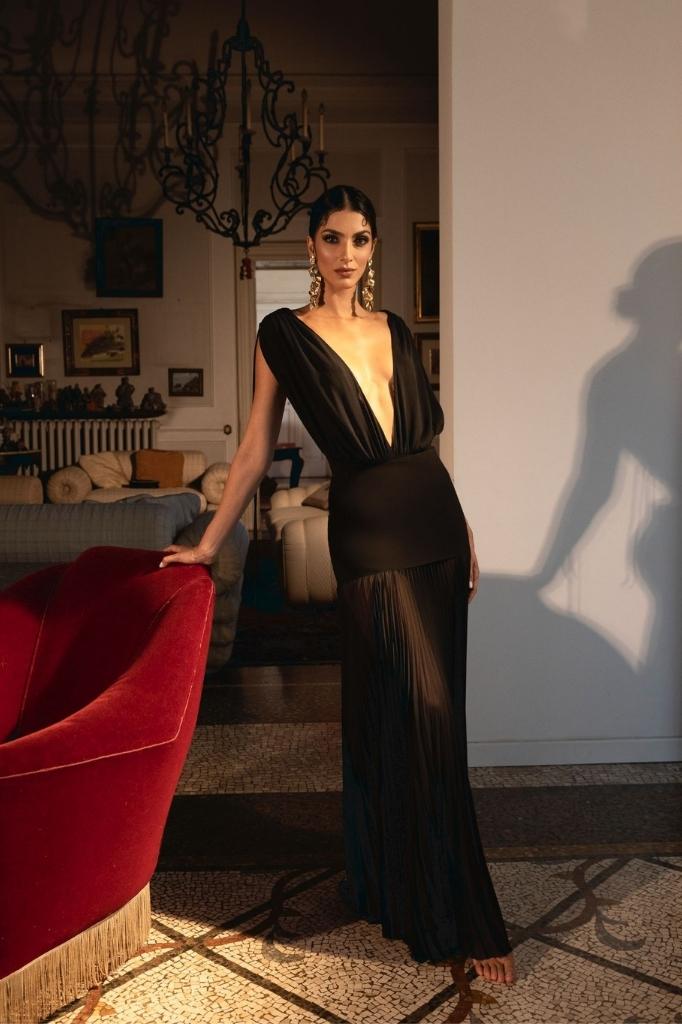 Donna con indosso la Gonna con baschina in tessuto a contrasto -collezione PE 2026 macramè italia