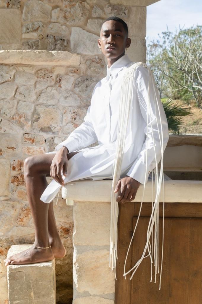 Ragazzo con indosso camicia lunga della collezione PE 2022 macramè italia